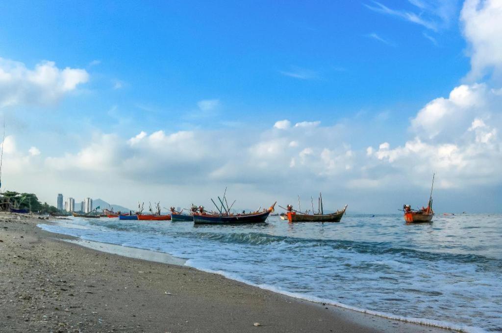 The Sez Hotel Bangsaen Si Racha Esterno foto