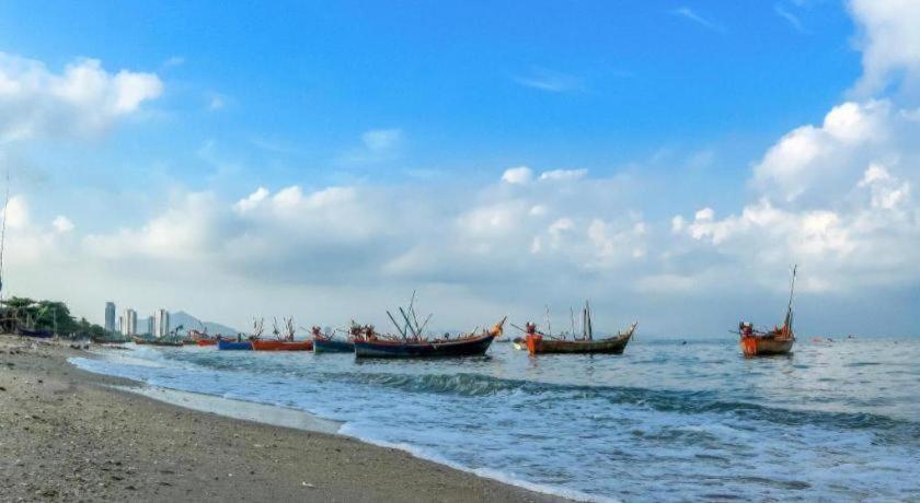 The Sez Hotel Bangsaen Si Racha Esterno foto