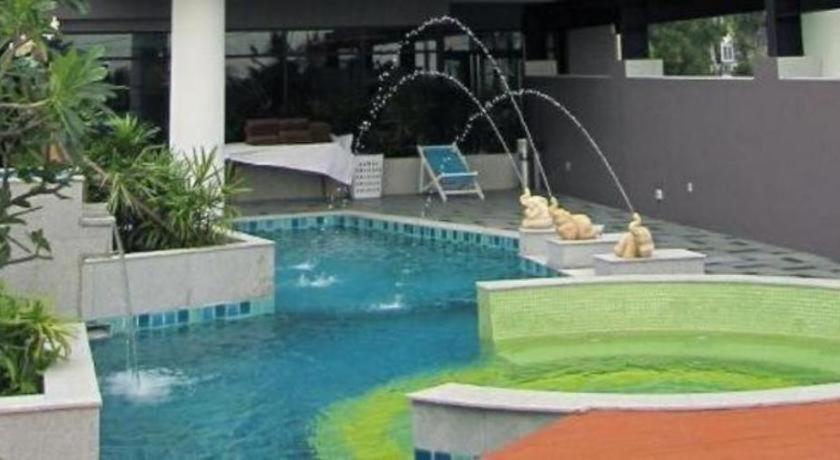 The Sez Hotel Bangsaen Si Racha Esterno foto