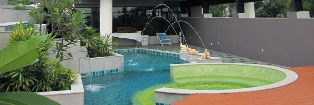 The Sez Hotel Bangsaen Si Racha Esterno foto